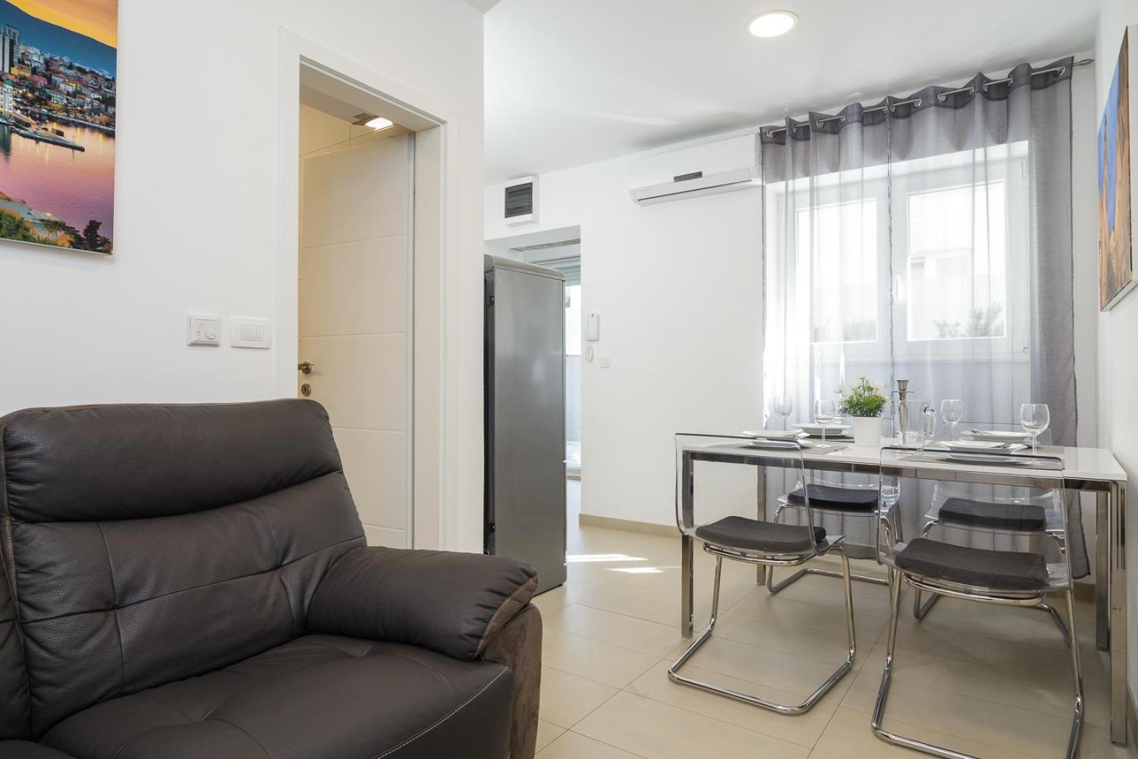 Holiday Home Aspalathos - With Free Parking, Near The Beach, A Few Minutes' Walking Distance To The Unesco Palace Split Exterior foto