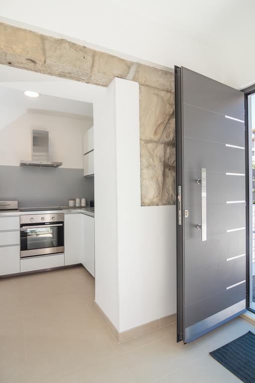Holiday Home Aspalathos - With Free Parking, Near The Beach, A Few Minutes' Walking Distance To The Unesco Palace Split Exterior foto